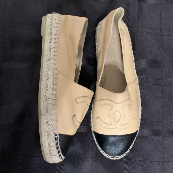 CHANEL
Lambskin CC Espadrilles 38 Beige Black - Picture 6 of 10